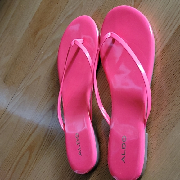 Brand new slippers - Picture 3 of 3